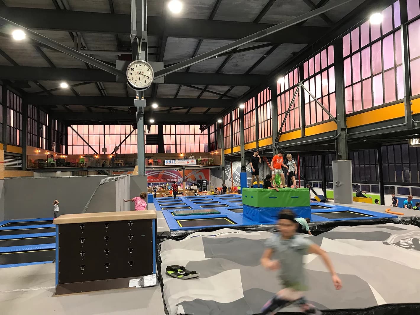 BounceLab Rüti - Sprungspass auf über 2000 m² – Bild 1
