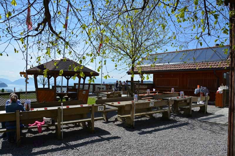Restaurant Alpenhof mit grossem Spielplatz – Bild 1