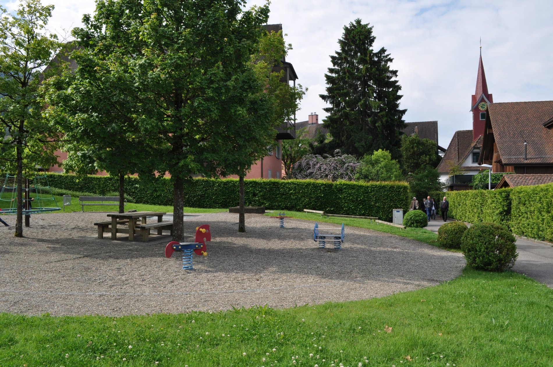 Spielplatz bei der Kirche - Oberwil – Bild 1