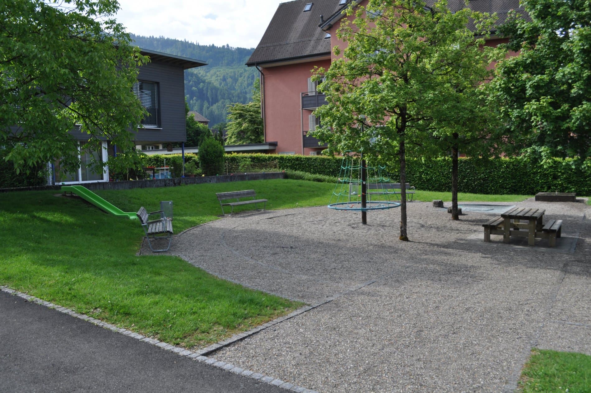Spielplatz bei der Kirche - Oberwil – Bild 2