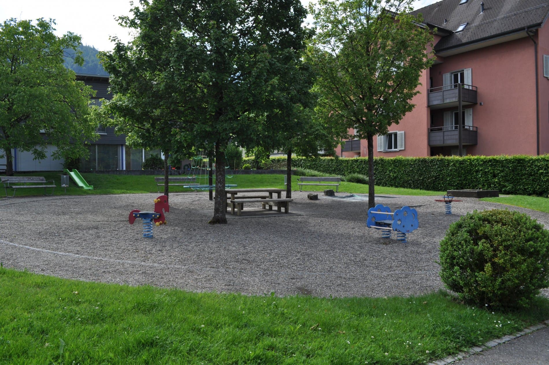 Spielplatz bei der Kirche - Oberwil – Bild 3