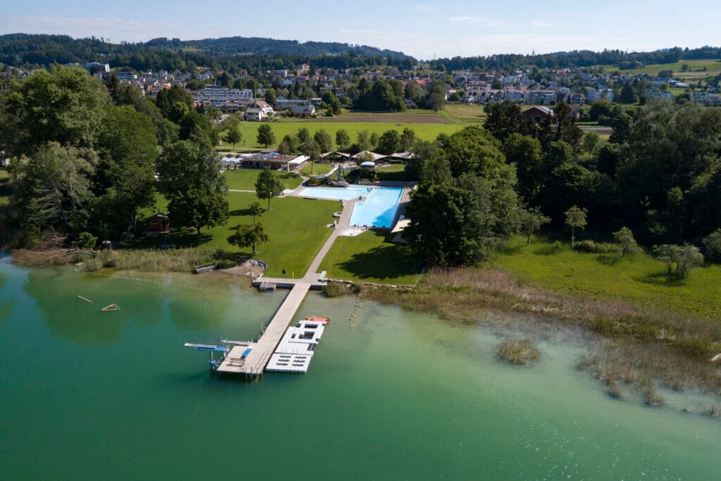 Badi am See (Strandbad Baumen) in Pfäffikon ZH – Bild 1